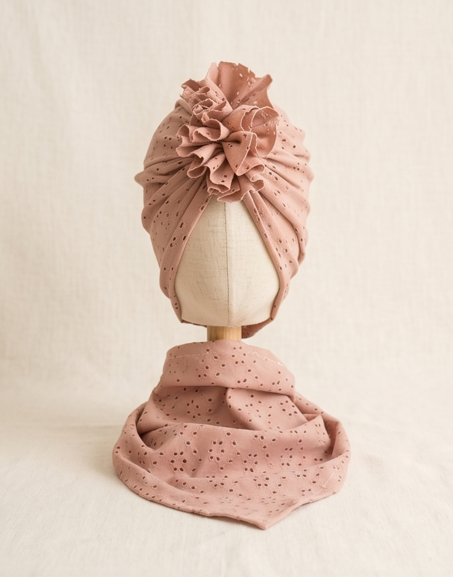 Komplet ażurowy turban z falbaną i chusta (pudrowy)