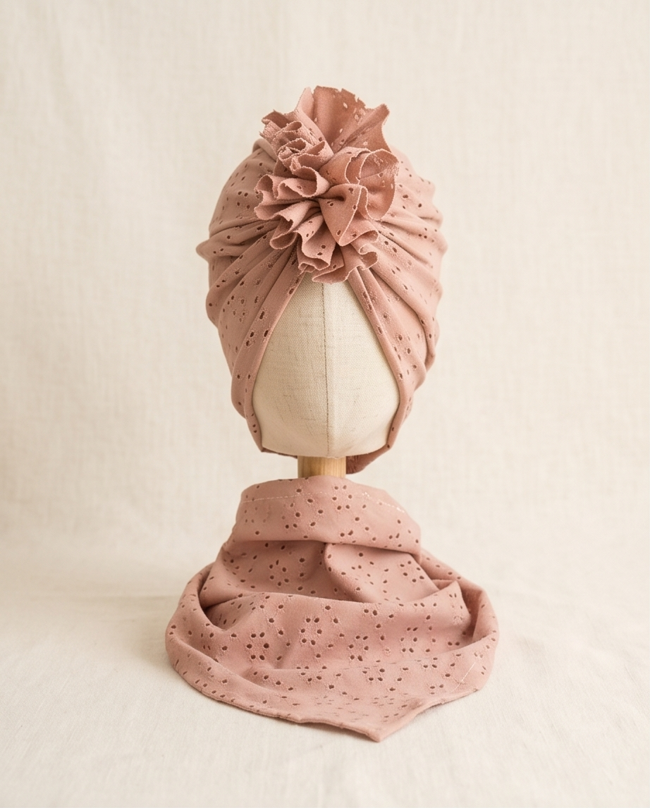 Komplet ażurowy turban z falbaną i chusta (pudrowy)