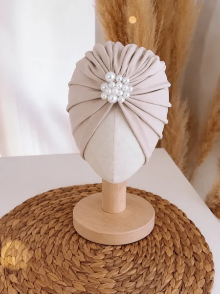 Turban dla dziewczynki z perełkami (jasny beż)